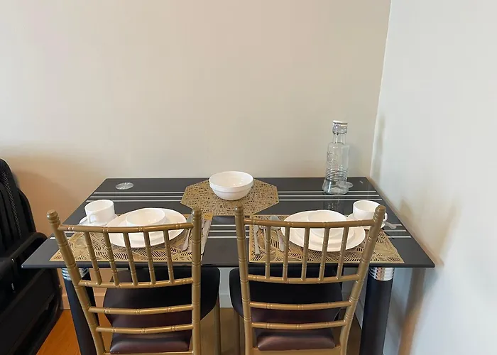 Staycation In 8 Adriatico 公寓式飯店 *